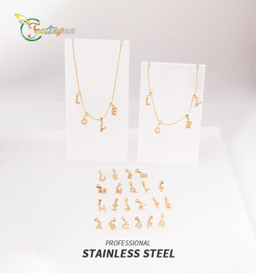 Collana Fatingna Personalizzata con Ciondolo a Forma di Iniziale Placcata Oro in Acciaio Inossidabile per Donna e Ragazza per Amore - Product Image 1