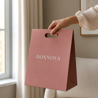 Sac shopping personnalisé de luxe en papier mat rose nude avec poignée découpée et logo imprimé pour boutique de cosmétiques, beauté, maquillage et soins de la peau