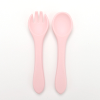 Ensemble cuillère et fourchette en silicone pour bébé, vaisselle d'apprentissage pour tout-petits, manche incurvé facile à saisir, qualité alimentaire, résistant à la chaleur
