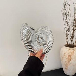 Kalp Şeklinde El Çantası, Kadınlar İçin Kristal Taşlı Abiye Çantası, Altın Kristal El Çantası - Product Image 4