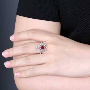 Anillo de rubí natural sin calentar, color sangre de paloma, origen Mozambique, corte pera, oro de 18 quilates con 67 piezas de diamantes de alta calidad. - Product Image 3