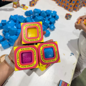 Cubo NeeDoh che cambia colore all'ingrosso, giocattolo morbido riempito di pasta da modellare, antistress sensoriale, regalo per bambini e adulti, bomboniera per feste - Product Image 2