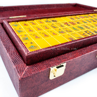 Le jeu de Mahjong Dragon par American Mahjong Tiles Set, comprenant les tuiles Red Dee Gallo et les jetons Crisloid Buddha Yellow, pour le divertissement
