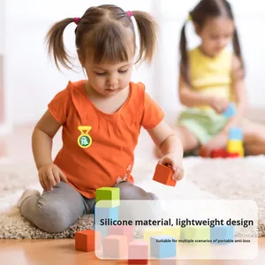Custodia Protettiva in Silicone Antiurto e Antismarrimento a Forma di Cartone Animato 2025 con Clip per Vestiti e Supporto per Telefono per Airtag Bambini - Product Image 4