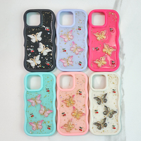 Nouvelle coque de téléphone en résine époxy personnalisée avec cadre ondulé populaire pour iPhone 18, coque de téléphone avec papillon scintillant