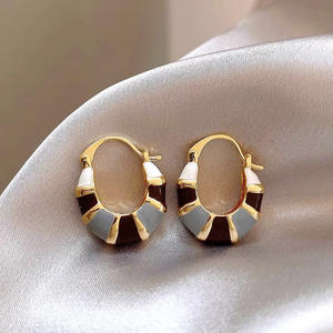 Orecchini a Cerchio E4771 in Oro, Design Geometrico Minimalista, Unisex, per Uso Quotidiano, con Incastonatura a Castone, Gioielli Raffinati - Product Image 3