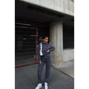 Conjunto Deportivo Cómodo y Resistente al Viento, Color Gris Humo, con Estampado 'E', Diseño Personalizado para Correr en Invierno, Transpirable, con Logotipo Incluido, MOQ 2 Piezas - Product Image 3