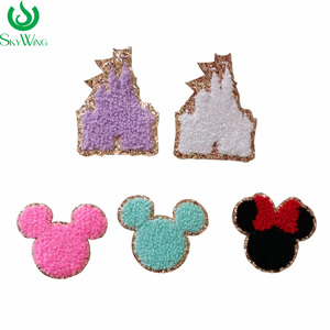 Patch brodé personnalisé thermocollant en chenille écologique avec tête de souris en résine et bords dorés scintillants pour chapeaux et vêtements pour enfants - Product Image 1