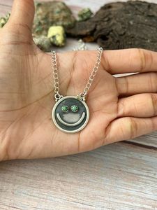 จี้ห้อยคอทรงทันสมัยประดับด้วยเทอร์ควอยซ์คิงแมน ตัวเรือนเงินแท้ชุบทองคำขาวและทองคำ ทำด้วยมือ - Product Image 3