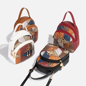 Nueva llegada de la moda de las mujeres acolchadas bordadas doble <span class=keywords><strong>E</strong></span> Casual PU mochila Color a juego todas las estaciones bolsa de mensajero compacta - Product Image 1