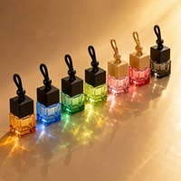 Diffuseur d'arômes en verre carré suspendu pour voiture, 8 ml, avec bouchon en bois, rechargeable, 7 couleurs, OEM ODM, vente en gros