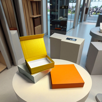Scatola Regalo Magnetica di Lusso a Forma di Libro per Calze, in Cartone Rigido Pieghevole e Riciclabile, Personalizzabile