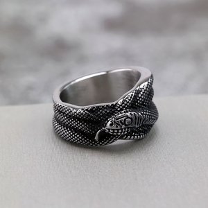 แหวนผู้ชายสแตนเลสสไตล์เรโทร ลายงูพันกัน ดีไซน์โดดเด่น แข็งแรง ทนทาน ของขวัญเครื่องประดับ - Product Image 1