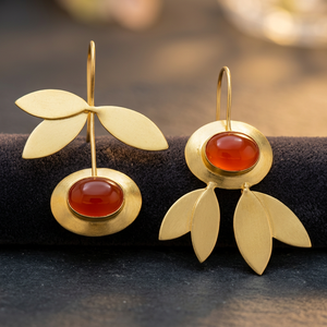 SOUMYA CREATIONS Boucles d'oreilles clous en laiton plaqué or 18 carats avec pierre d'agate, motif géométrique végétal, tendance pour femme, idéales pour les soirées - Product Image 1