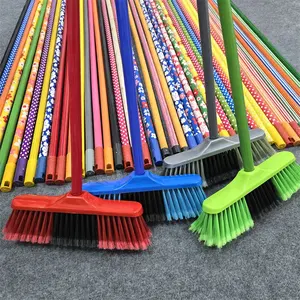 Großhandel Vietnam blume bunt beschichtet hölzernen besemstiel 120 cm länge farbiges pvc-rohr, hersteller kunststoff wischen stiel griff