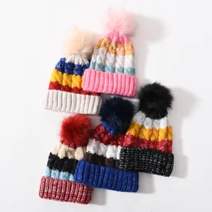 Zarif tıknaz özel örme kış şapkası tığ ayrılabilir kürk topu nervürlü tıknaz kablo ile kadınlar akrilik yumuşak kasketleri Pom