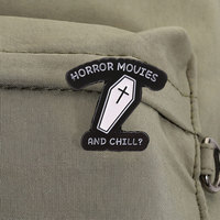 Pin esmaltado de película de terror Coffin Horror con texto gótico, insignia de solapa, adorno decorativo para ropa y mochila