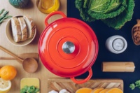 Pot peu profond en fonte enduite d'émail poignées incurvées couvercle à 2 nervures poignée ergonomique levage facile four sûr poêle à utiliser sur table