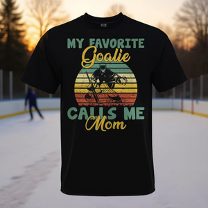 T-shirt de hockey sur glace « Mon gardien préféré m'appelle maman » pour les mamans, à manches courtes, col rond, impression sérigraphique - Product Image 3