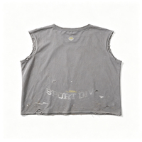 Débardeur gris épais délavé style vintage avec trous et bords effilochés, délavé soleil, style streetwear
