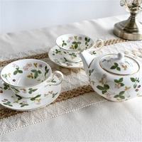 Service à café portable en porcelaine fine, motif fraise sauvage, avec tasses à pied haut et soucoupes doubles – Collection minimaliste de luxe léger pour la maison