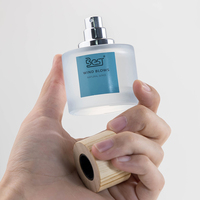 Vente en gros de flacons de parfum en verre de 30 ml, 50 ml, 100 ml, design rond givré transparent avec vaporisateur à fine brume et bouchon aspect bois