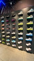Présentoir mural sur mesure pour chaussures de sport, décoration de magasin de mode moderne, vente en gros, étagère murale pour sneakers sur mesure