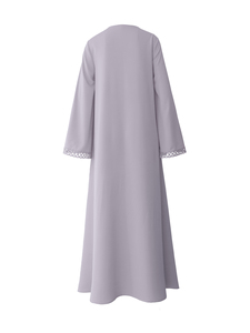 Conjunto de Abaya Modesta Gris Lila con Ribete de Encaje, Túnica Abierta por Delante, Hiyab a Juego, 100% Poliéster, Cuello en V, Largo hasta el Tobillo, Ropa Islámica Elegante - Product Image 3
