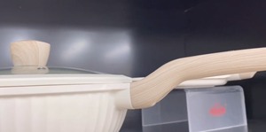 Set di Pentole Uakeen 9 Pezzi Antiaderenti in Alluminio: Casseruola 4.6L, 7L, Padella per Pizza 0.7L, Padella Profonda 4.2L, Wok 5.6L per Cucina di Lusso - Product Image 3