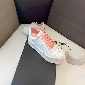 Chaussures de marche décontractées de luxe en cuir véritable à semelle épaisse avec logo personnalisé, de haute qualité, originales CC, pour hommes et femmes - Product Image 2