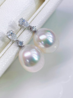 Pendientes de Oro de 18K con Dos Diamantes Cultivados en Laboratorio y Perla Blanca Australiana de Agua Salada