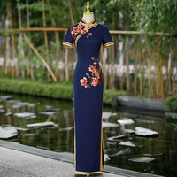 Nouvelle Collection 2025 : Qipao Rouge Grande Taille Longueur Ras du Sol avec Fermeture Éclair et Boutons Décoratifs – Écologique