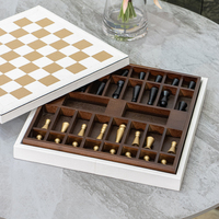Décoration d'intérieur artistique et jeu stratégique, jeu d'échecs en métal de luxe avec échiquier en cuir