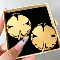 Anting-anting lingkaran emas 18K lapis baja tahan karat dengan liontin semanggi empat daun, personalisasi perhiasan telinga wanita