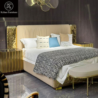 Lit capitonné de luxe italien, taille King, avec tête de lit cannelée en acier inoxydable doré, lit de designer pour villa et maison