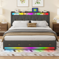 Cadre de lit élégant en tissu gris avec 4 grands paniers de rangement, boutons dorés, chargement USB-C et lumières RGB activées par la musique