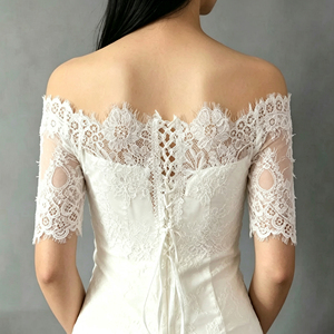 <span class=keywords><strong>Bolero</strong></span> <span class=keywords><strong>bianco</strong></span> in pizzo con ciglia, a spalle scoperte, con maniche al gomito e cut-out a goccia, corto, copricostume da sposa per <span class=keywords><strong>donna</strong></span> - Product Image 3