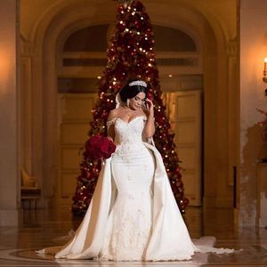 Váy cưới ren đính cườm có đuôi rời kiểu đuôi cá, đính hoa, chất liệu satin màu ngà - Product Image 3