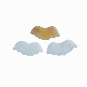 Outil de Gua Sha en agate jaune naturelle en forme de chauve-souris pour le visage et le corps - Product Image 4