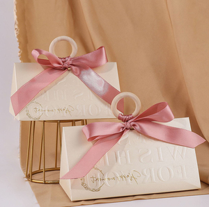 Bán buôn tùy chỉnh sang trọng tam giác hộp kẹo đám cưới bán Hot kẹo Quà Tặng Giấy bao bì hộp với Ribbon và vòng gỗ xử lý - Product Image 2