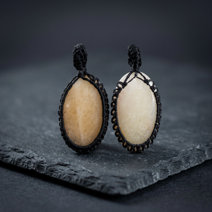 Pendentif ovale fait main avec motif ajouré en pierre semi-précieuse Aventurine Jaune, thème nautique pour la guérison par le Reiki et la méditation - Product Image 1