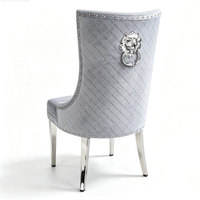 Chaise de salle à manger de luxe en velours gris avec pieds en acier inoxydable chromé, dossier capitonné en losanges et dossier en anneau de lion