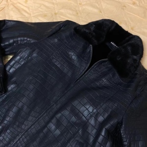 เสื้อแจ็คเก็ตหนังจระเข้สำหรับผู้ชายขายส่ง, ชุดสูทและเสื้อเชิ้ตแบบ OEM/ODM ที่สามารถปรับแต่งได้ พร้อมซับในขนนุ่ม - Product Image 2