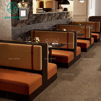 Ensemble de mobilier de restaurant Ron Group Luxury Cafe Coffee Shop : banquettes carrées en marbre avec structure métallique, table et chaises.