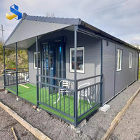 Maison d'hôtes préfabriquée moderne à toit triangulaire à deux étages de 20 pieds sur 40 pieds avec panneaux sandwich en acier