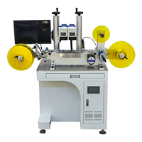 Machine de marquage laser volante à double tête laser rouleau-à-roule avec rembobinage automatique pour le codage par lots d'étiquettes de sécurité et de films plastiques