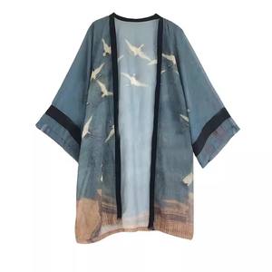 Cardigan de kimono quotidien en vrac imprimé de plumes de style long dans le manteau de peinture de grue antique et la veste de protection solaire - Product Image 4