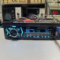 Lecteur multimédia MP3 stéréo de voiture Single Din avec appels mains libres BT Entrée USB/SD/AUX et chargeur de voiture Système audio de voiture