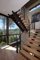 Maßgefertigtes Modernes Indoor L-förmiges Einwangen-Geländer aus weißer Eiche mit schwebendem Design, Glas und Metall für Villen