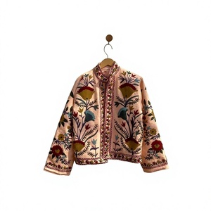 Chaqueta bordada a mano de algodón Suzani para mujer es un elegante abrigo estilo kimono bohemio con vibrante bordado floral a mano. - Product Image 1